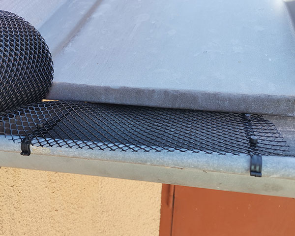 Ochranná mřížka do okapů PE 15 cm x 10 m + 25 ks háčků Ochranná mřížka do okapů PE 15 cm x 10 m + 25 ks háčků