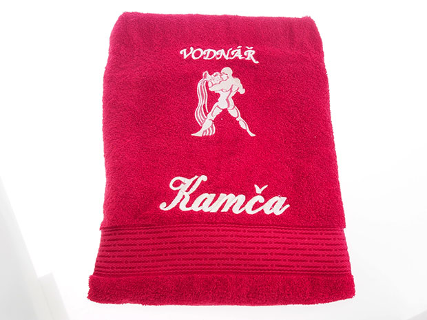 Osuška 70 x 140 cm s výšivkou červená - jméno + znamení - Kamča + vodnář Osuška 70 x 140 cm s výšivkou červená - jméno + znamení - Kamča + vodnář